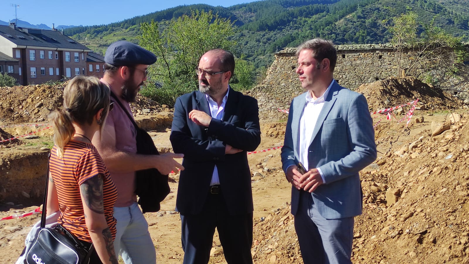 El alcalde de Ponferrada, Marco Morala y el concejal Iván Alonso junto a los responsables del proyecto Alejandro Martínez y Laura Martínez