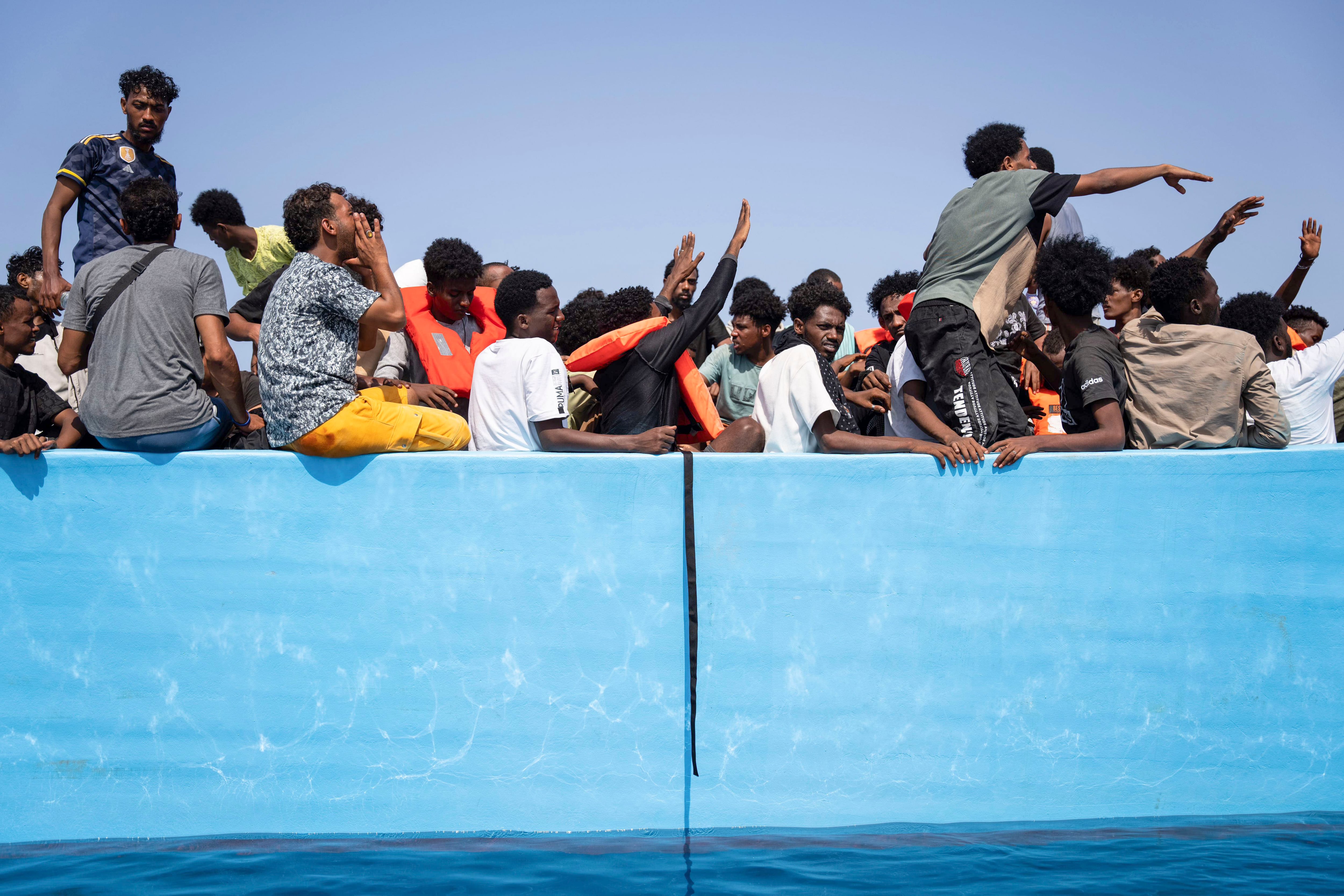 ROMA, 26/08/2025.- El velero 'Astral' de la ONG española Open Arms socorrió este martes a 130 migrantes que viajaban a bordo de una embarcación de madera averiada en el Mediterráneo central, entre ellos seis menores, incluidos dos bebés y dos niños de un año. EFE/ Open Arms /Joan Gálvez SOLO USO EDITORIAL/SOLO DISPONIBLE PARA ILUSTRAR LA NOTICIA QUE ACOMPAÑA (CRÉDITO OBLIGATORIO)