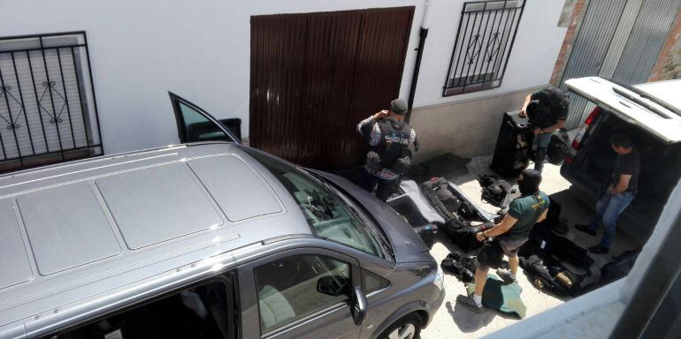 Miembros la Guardia Civil se disponen a entrar en la casa del hombre atrincherado en Begíjar