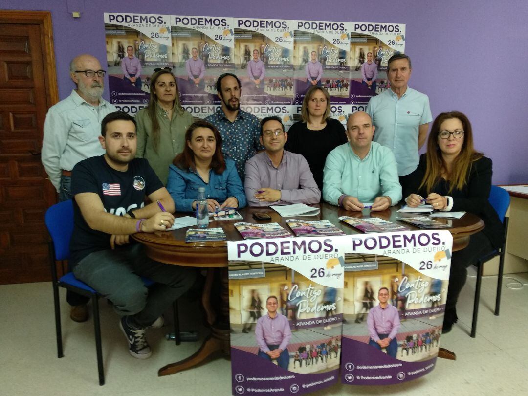 Buena parte de la candidatura de Podemos Aranda al ayuntamiento arropa al aspirante a la alcaldía Andrés Gonzalo Serrano, sentado en el centro