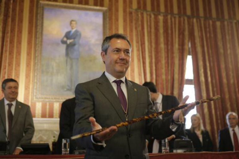Juan Espadas, con el bastón de mando, tras tomar posesión como alcalde de Sevilla