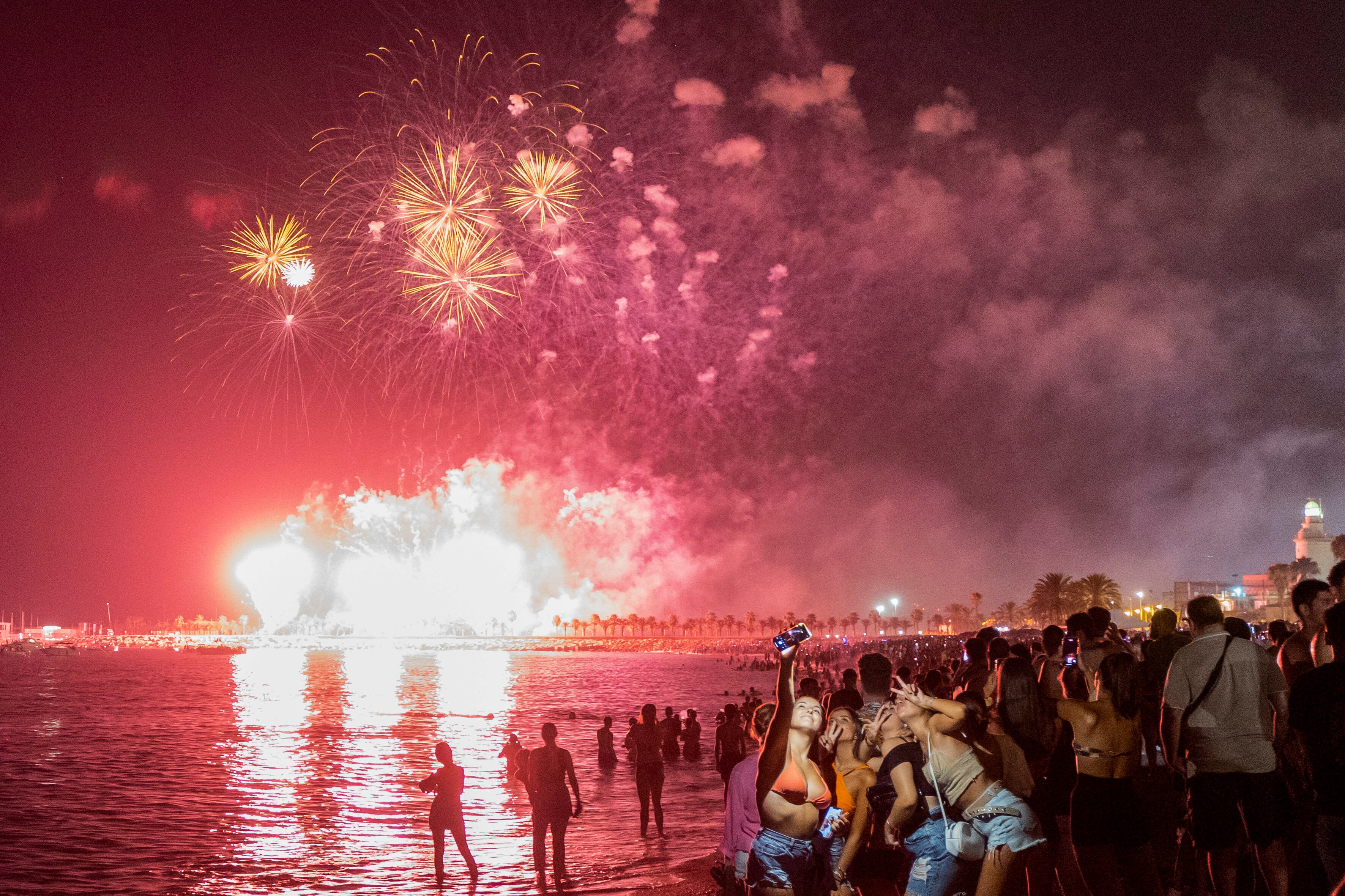 MÁLAGA, 12/08/2023.- Fuegos artificiales en la inauguración de la Feria de Málaga 2023 celebrada esta noche en la capital andaluza. EFE/Álvaro Cabrera
