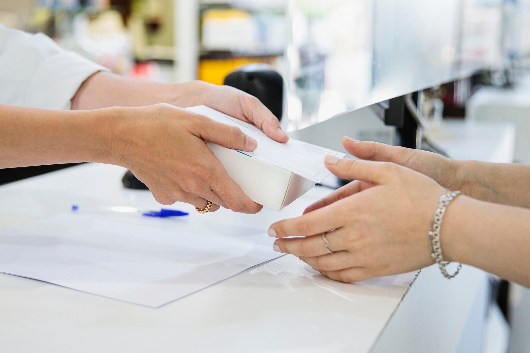 Recogida de medicamento en una farmacia (archivo)