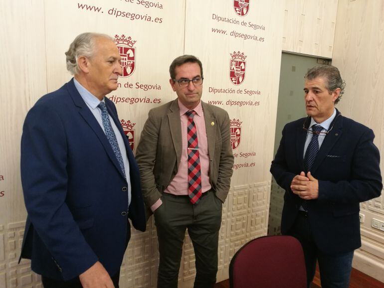 El secretario general de FES José Luis de Vicente (i) junto a Jaime Pérez diputado de Promoción Económica (c) y Manuel Muñoz presidente de la Agrupación de Comerciantes esta mañana en la Diputación