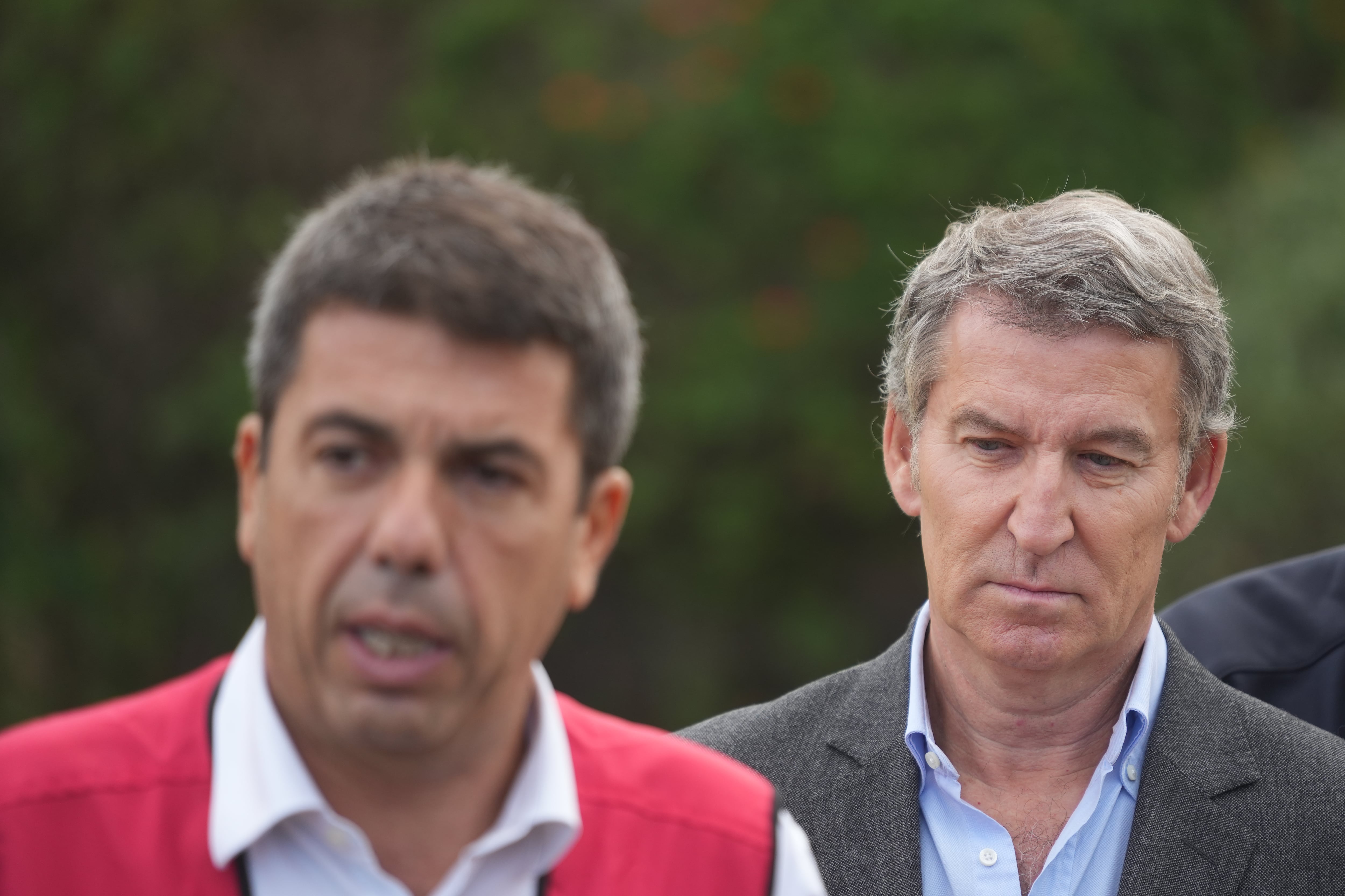 El líder del PP, Alberto Núñez Feijóo, junto al president valenciano, Carlos Mazón.