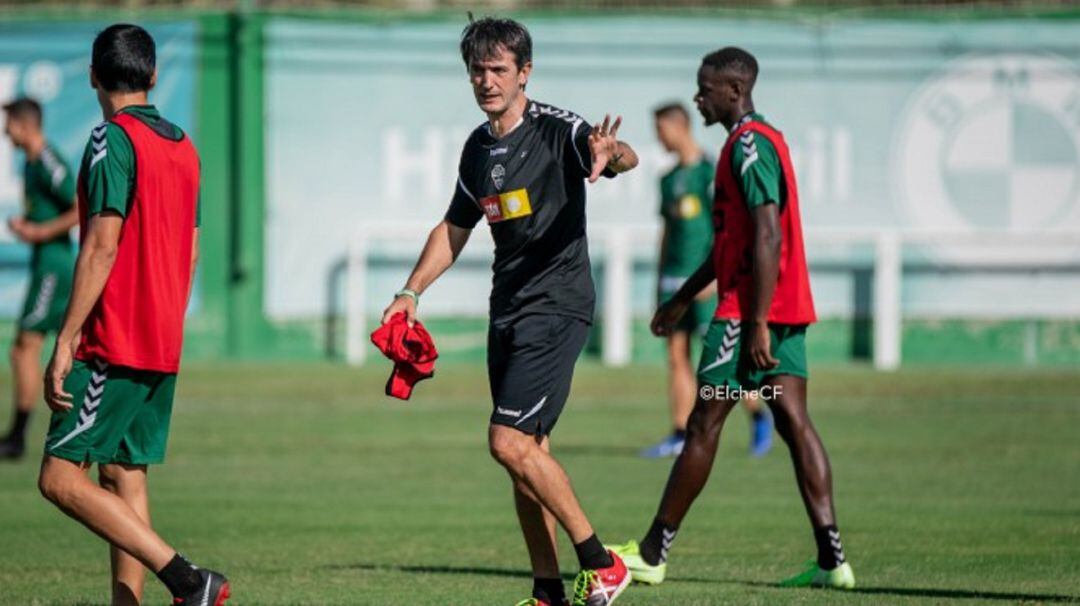 Pacheta dirige un entrenamiento del Elche CF