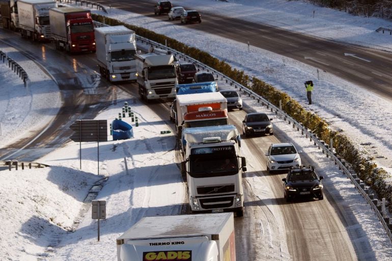 Trafico y situación complicada en la A-6 en Guitiriz, Lugo, por culpa del hielo en la carretera