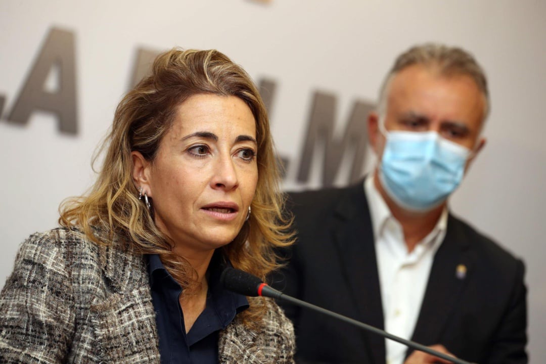 La ministra de Transportes, Raquel Sánchez, y el presidente de Canarias, Ángel Víctor Torres (d)