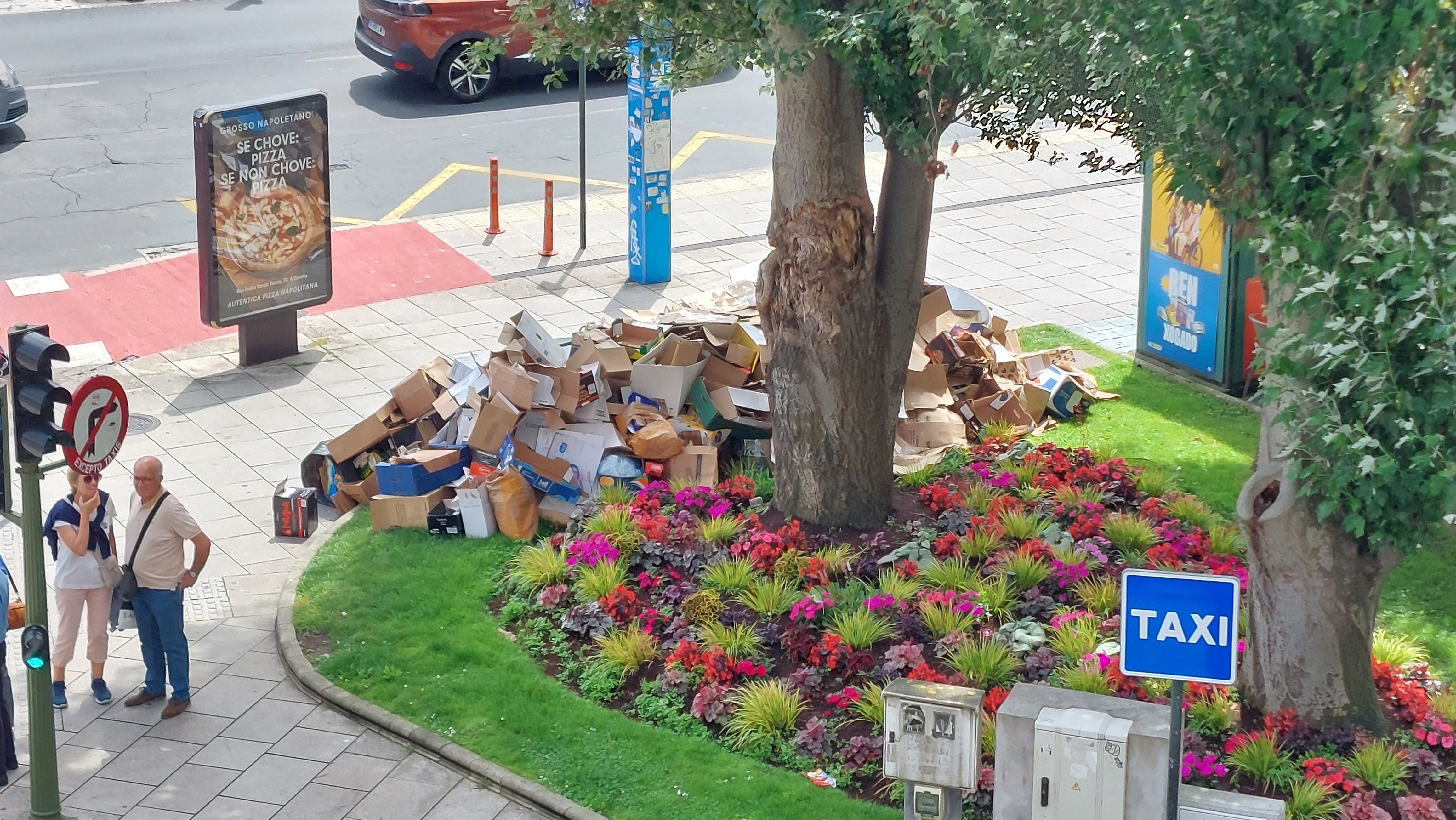 Cartón acumulado en la plaza de Ourense de A Coruña