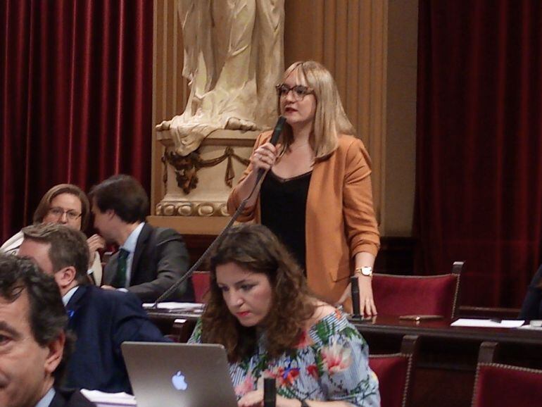Tania Marí durante su intervención en el Parlament