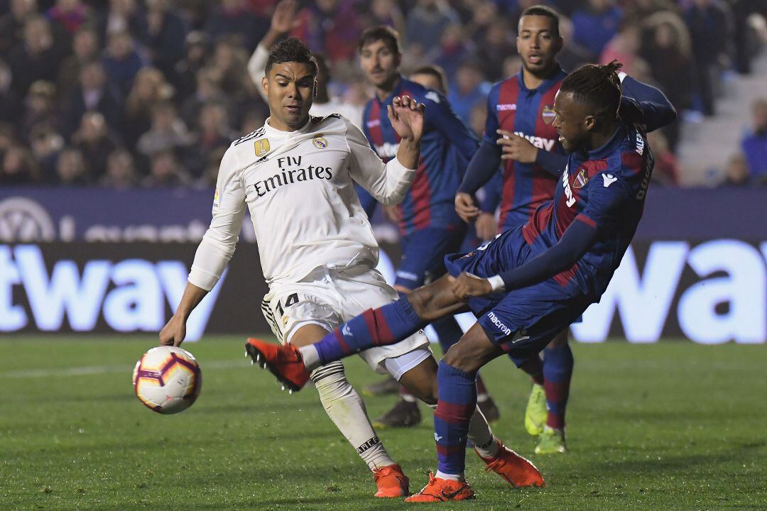 Doukouré y Casemiro, durante el partido de Liga. 