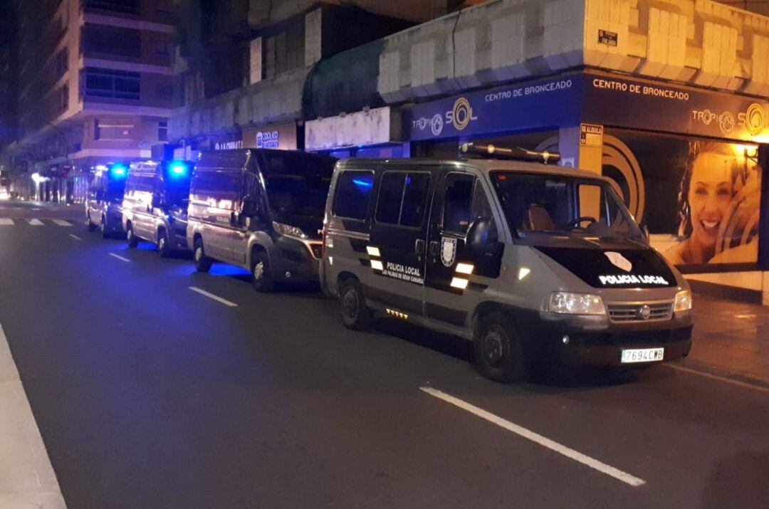 Furgonetas de los GOIA de la Policía Local de Las Palmas de Gran Canaria POLICÍA LOCAL DE LAS PALMAS DE G
 