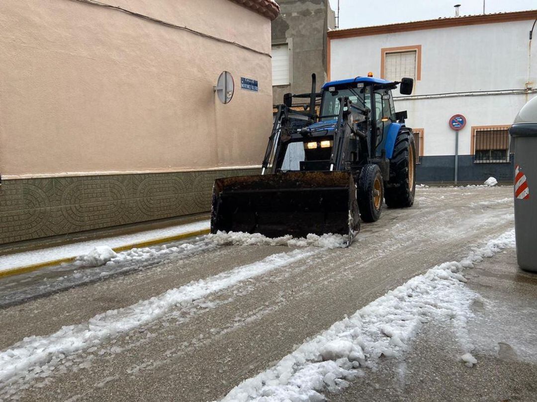 Un tractor limpiando las calles pedroteñas