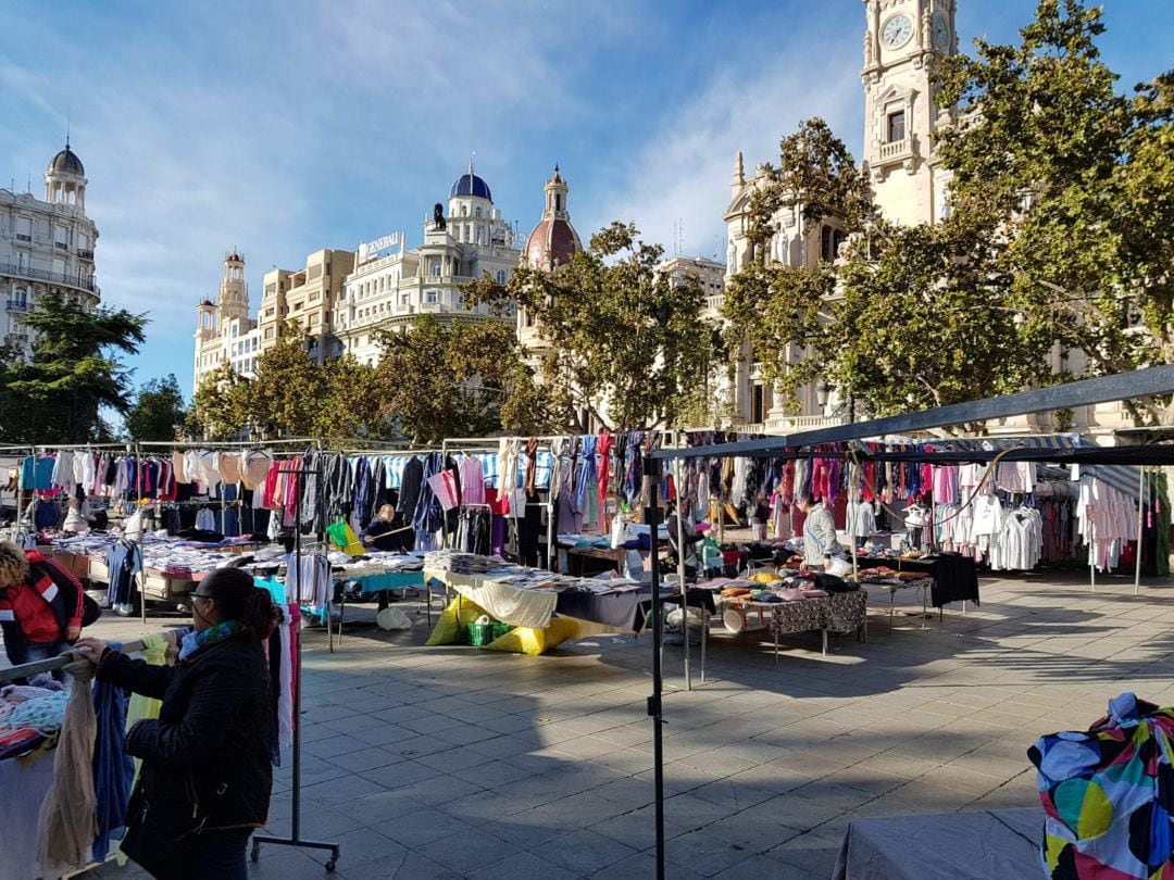 Mercadillo en la explanada de la Plaza del Ayuntamiento