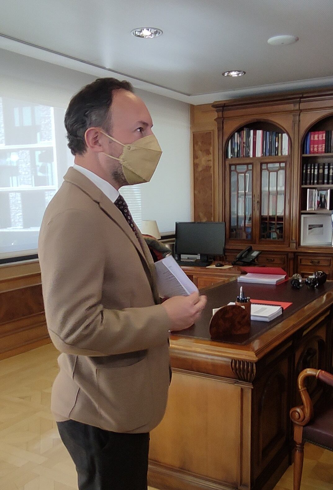 El cap de Govern, Xavier Espot, al seu despatx moments abans d'anunciar la decisió de l'executiu d'aprovar sancions econòmiques contra Rússia