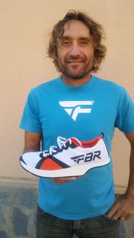 Franc Beneyto con una de sus zapatillas FBR