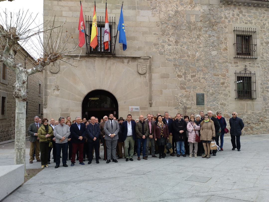 Concentración a las puertas de la Diputación Provincial en recuerdo de las víctimas del atentado terrorista del 11 de marzo de 2004