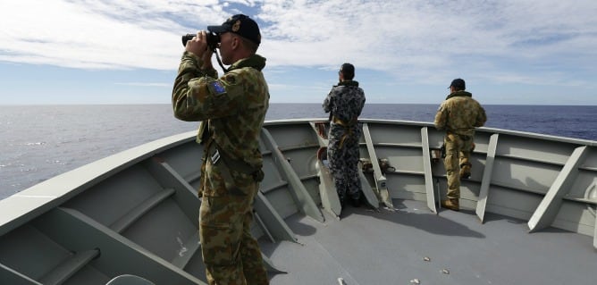 Fotografía cedida por la Armada Real Australiana de las labores de búsqueda de los restos del vuelo MH370 de Malaysia Airlines.