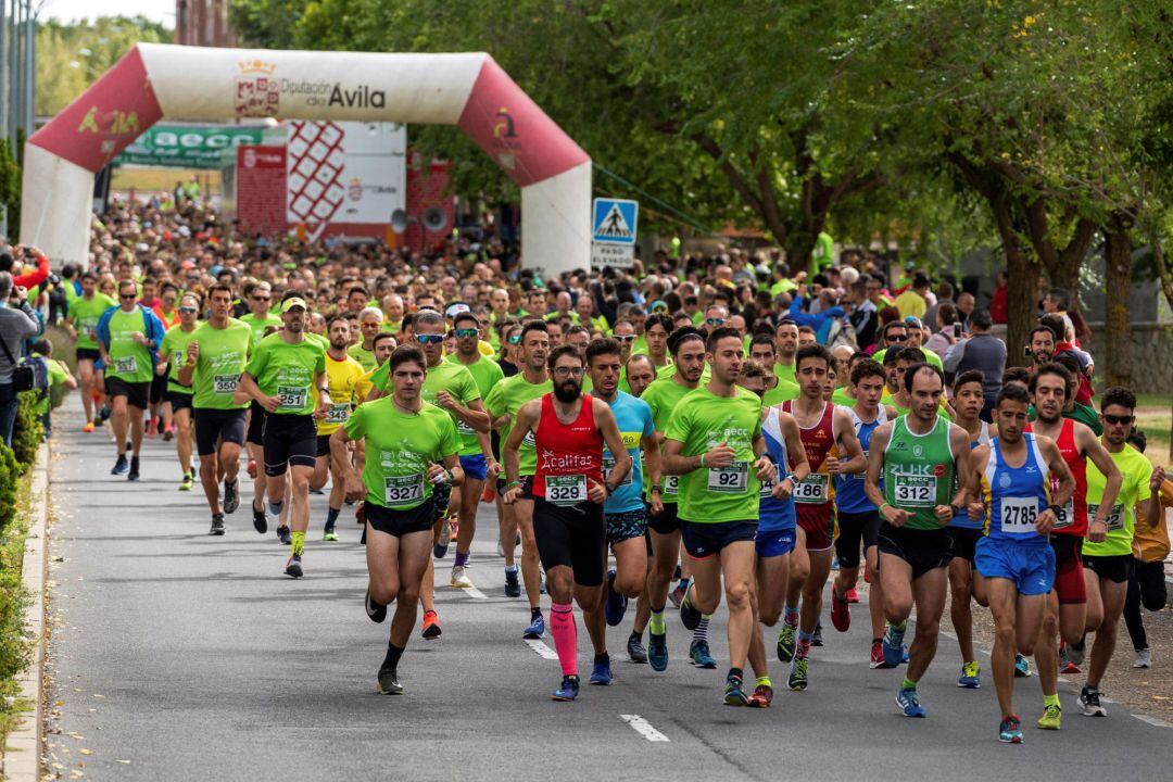 Miles de abulenses participaron este domingo en la Marcha y Carrera Solidaria contra el cáncer