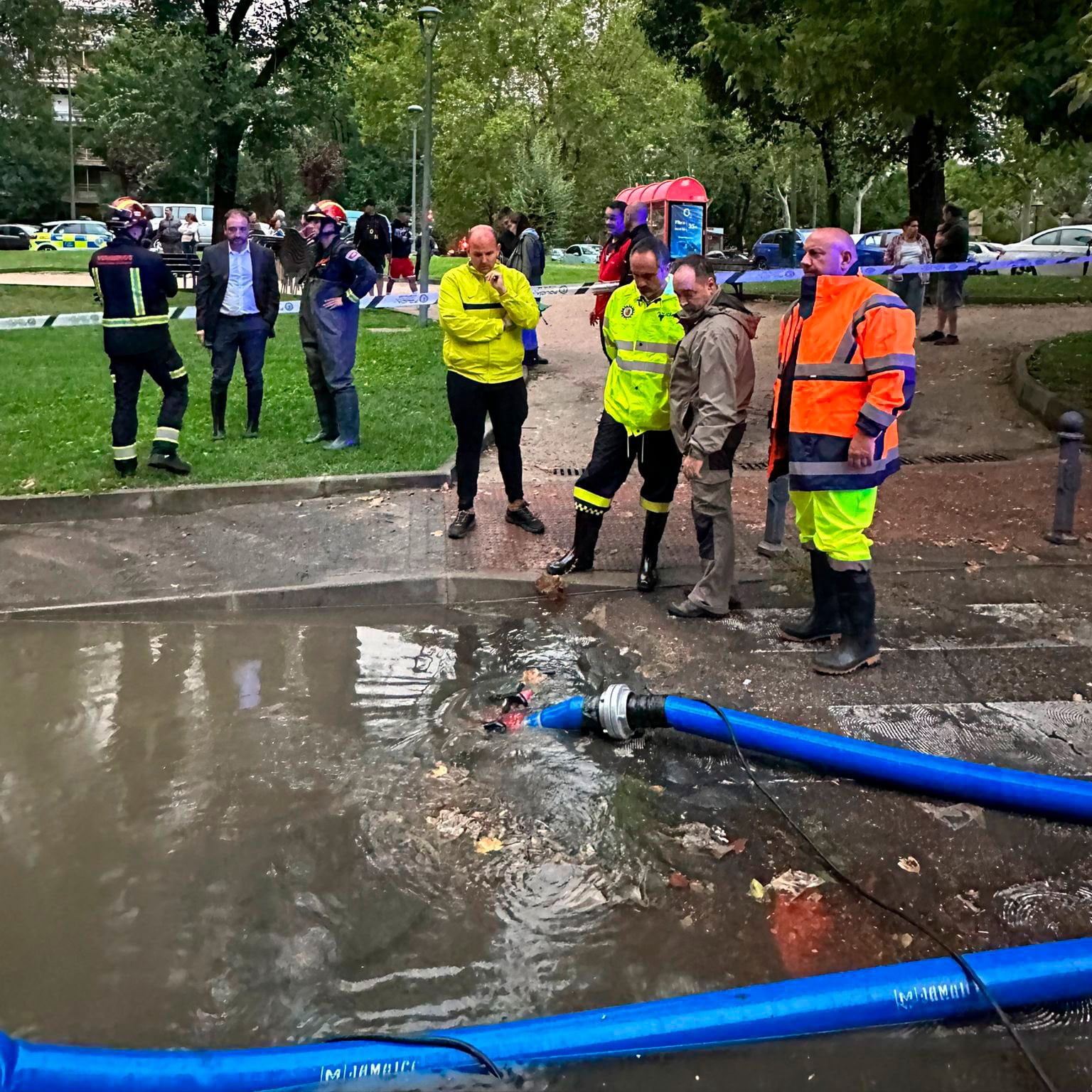 El alcalde de Móstoles, Manuel Bautista en una de las calles que han sufrido inundaciones