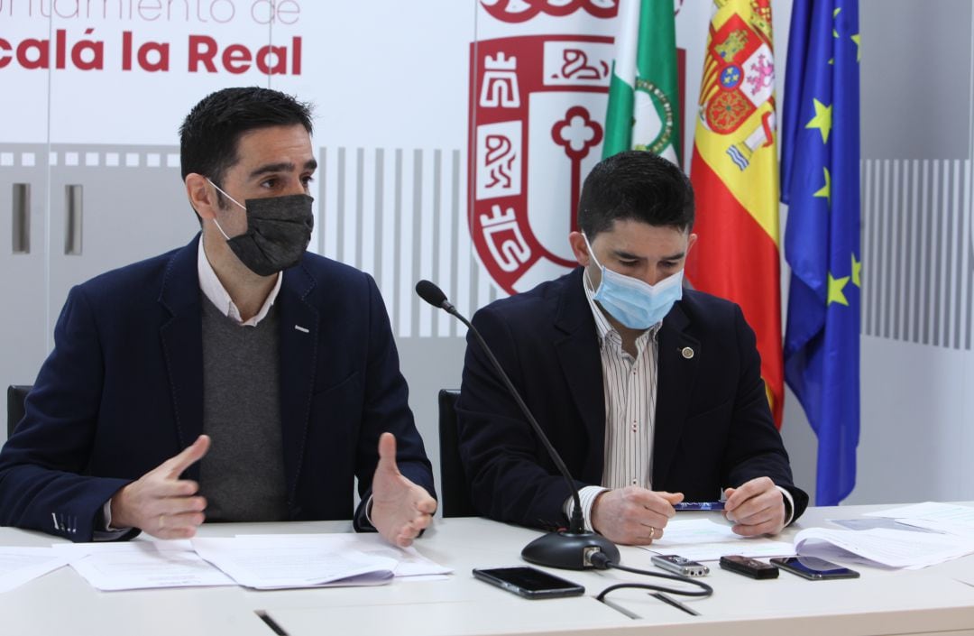 Marino Aguilera, alcalde de Alcalá la Real (izq.), y Ángel Montoro, concejal de Hacienda (der.)