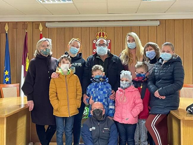 Familias que han llegado a El Provencio en el ayuntamiento junto al alcalde