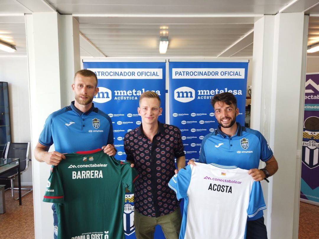 Patrick Messow, director deportivo del Atlético Baleares presenta a los jugadores Álex Barrera y Miguel Acostas.