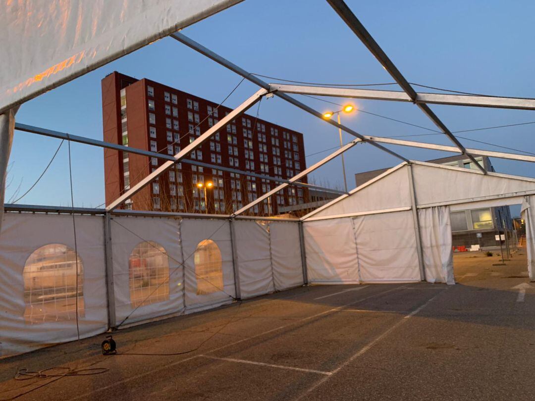 Se está instalando ya la carpa para la realización de test rápidos en el exterior del Río Carrión