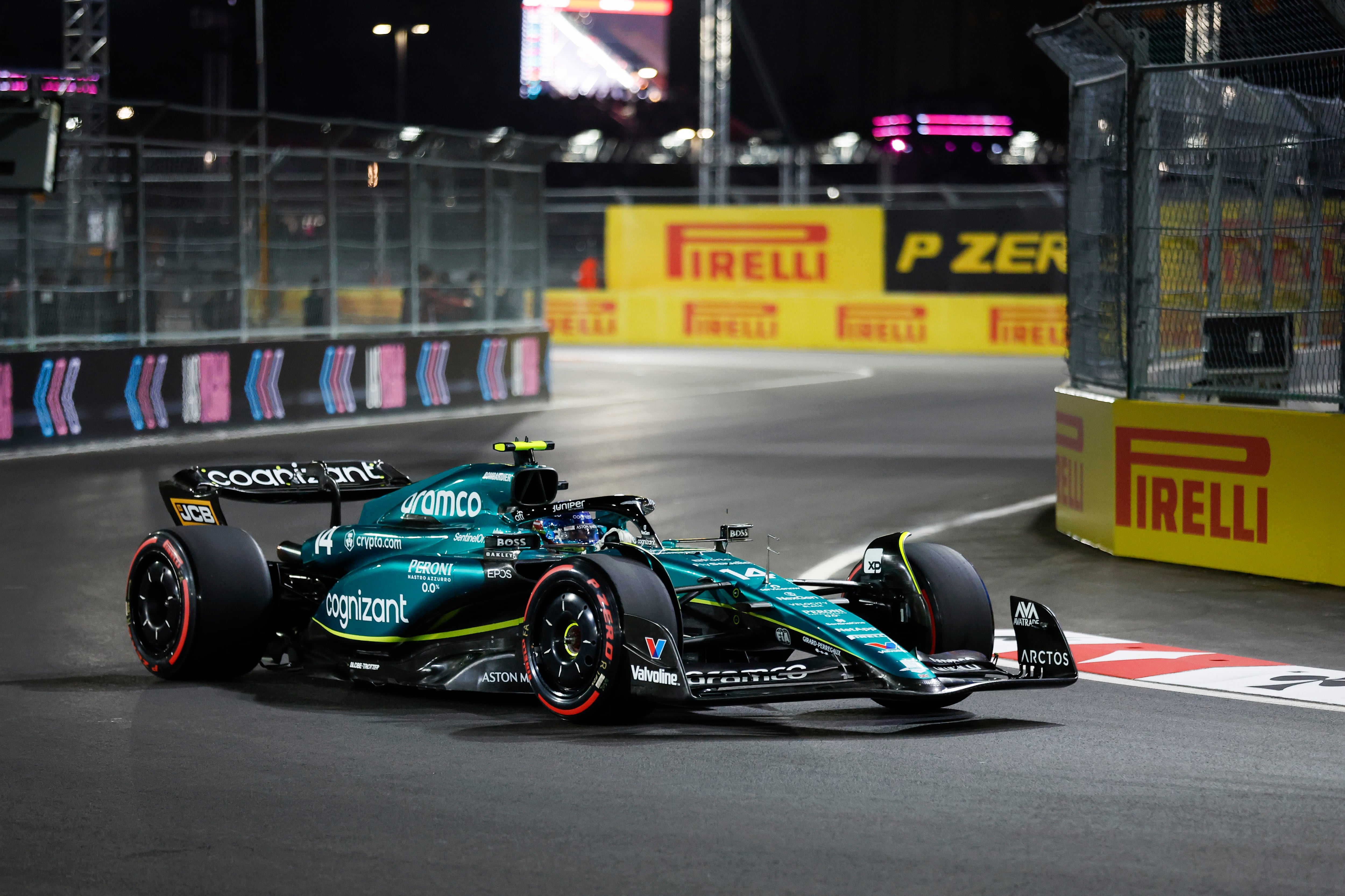 Fernando Alonso durante el Gran Premio de F1 de Las Vegas, en Las Vegas hoy.-EFE/CAROLINE BREHMAN