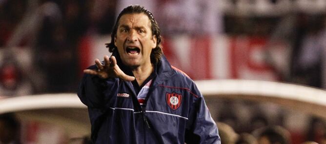 El técnico hispano-argentino es el principal candidato para suceder a Djukic