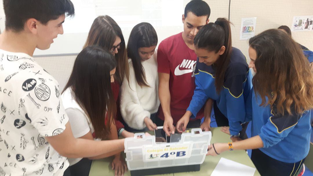 Alumnos de cuarto de la ESO del colegio El Salvador entregando sus teléfonos móviles, antes de empezar la clase.