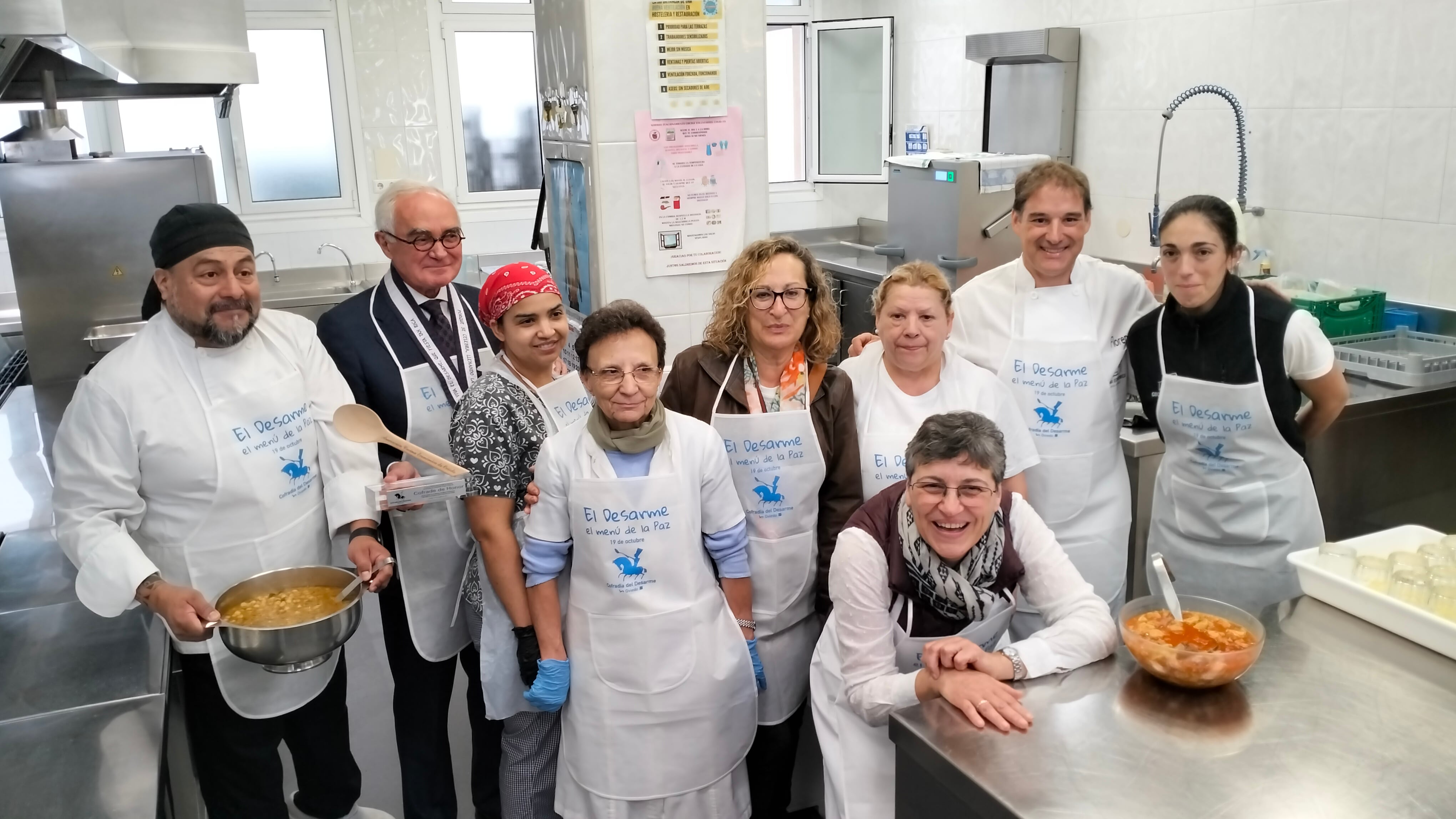 Sor Fernanda García, posa con el cocinero y parte del equipo de voluntarios de la Cocina Económica de Oviedo