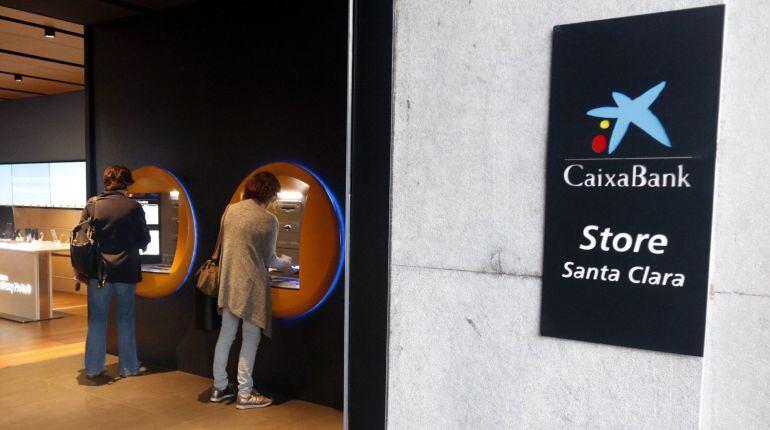 Sucursal de CaixaBank en la calle Santa Clara de Girona.