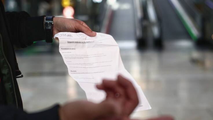 Las cifras de Sanidad Exterior de positivos en los aeropuertos que desmienten los datos de Ayuso