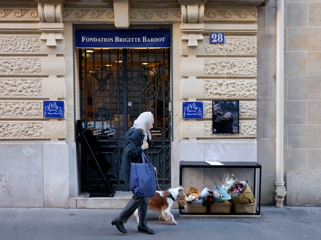 Flores a las puertas de la Fundación de Brigitte Bardot en París