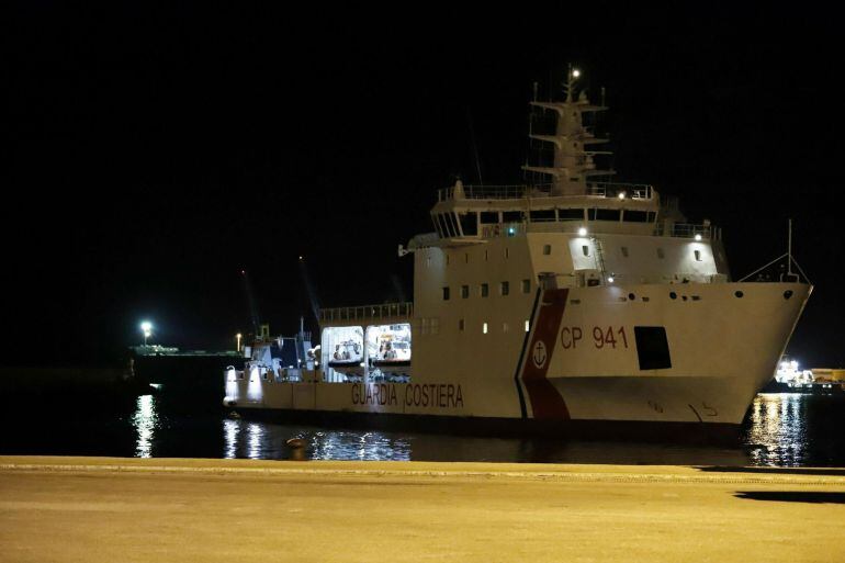 El Diciotti, un bote de patrullera de la Guardia Costera italiana, que transporta a más de 500 inmigrantes rescatados en los últimos días en el Mediterráneo