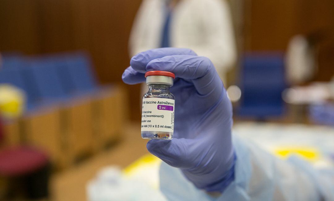 Una profesional sanitaria sostiene un vial de la vacuna AstraZeneca contra la COVID-19, foto de archivo