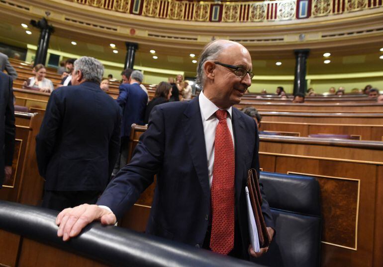 El ministro de Hacienda, Cristóbal Montoro, en el pleno del Congreso