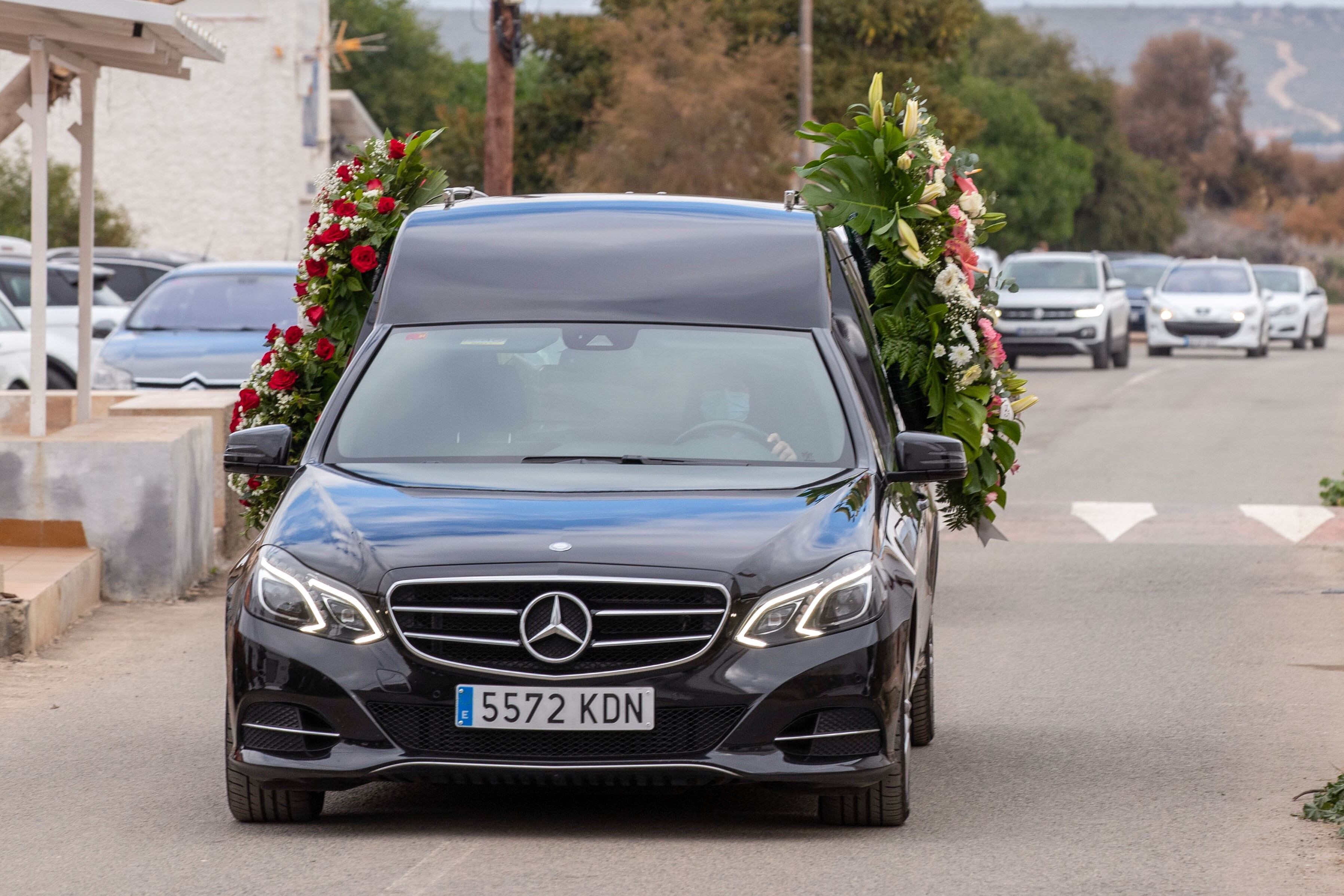 PUNTAS DE CALNEGRE (LORCA), 08/02/2022.- Coche fúnebre que traslada los restos mortales de la actriz Margarita Lozano a la ermita de Nuestra Señora del Carmen en Puntas de Calnegre, Lorca, donde se ha celebrado su funeral este martes, tras fallecer ayer a los 90 años en la Casa Azul, su residencia de Puntas de Calnegre. EFE/Marcial Guillén