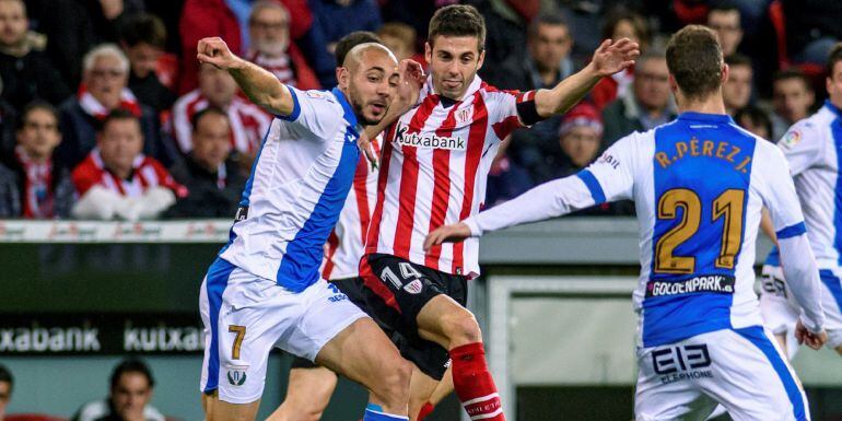 El delantero marroquí del Leganés, Nordin Amrabat (i), pelea por el balón ante el centrocampista del Athletic, Markel Susaeta, durante el partido correspondiente a la vigésima octava jornada de liga que han disputado esta noche en el estadio de San Mamés.