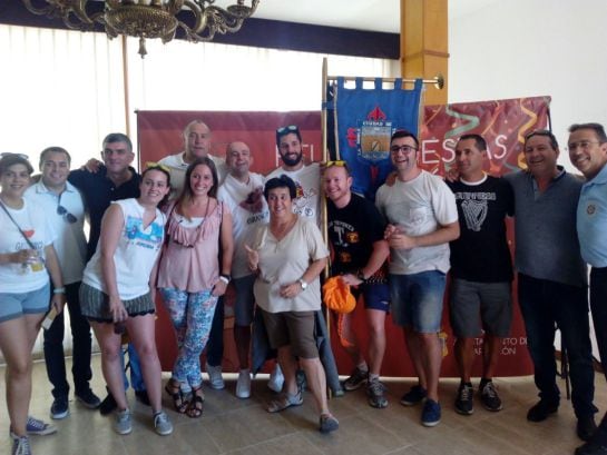 Miembros de la Peña Mayor 2016 con el pendón junto a las autoridades en el &#039;photocall&#039; habilitado por el ayuntamiento