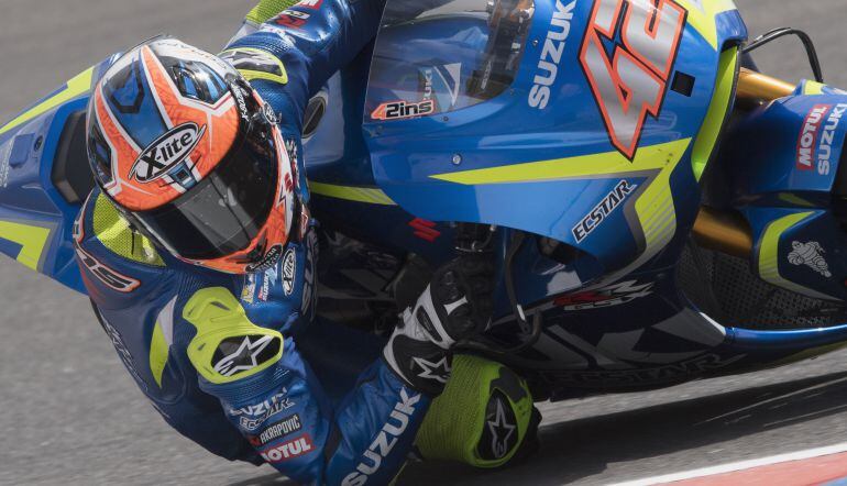 Alex Rins toma una curva en el circuito de Austin