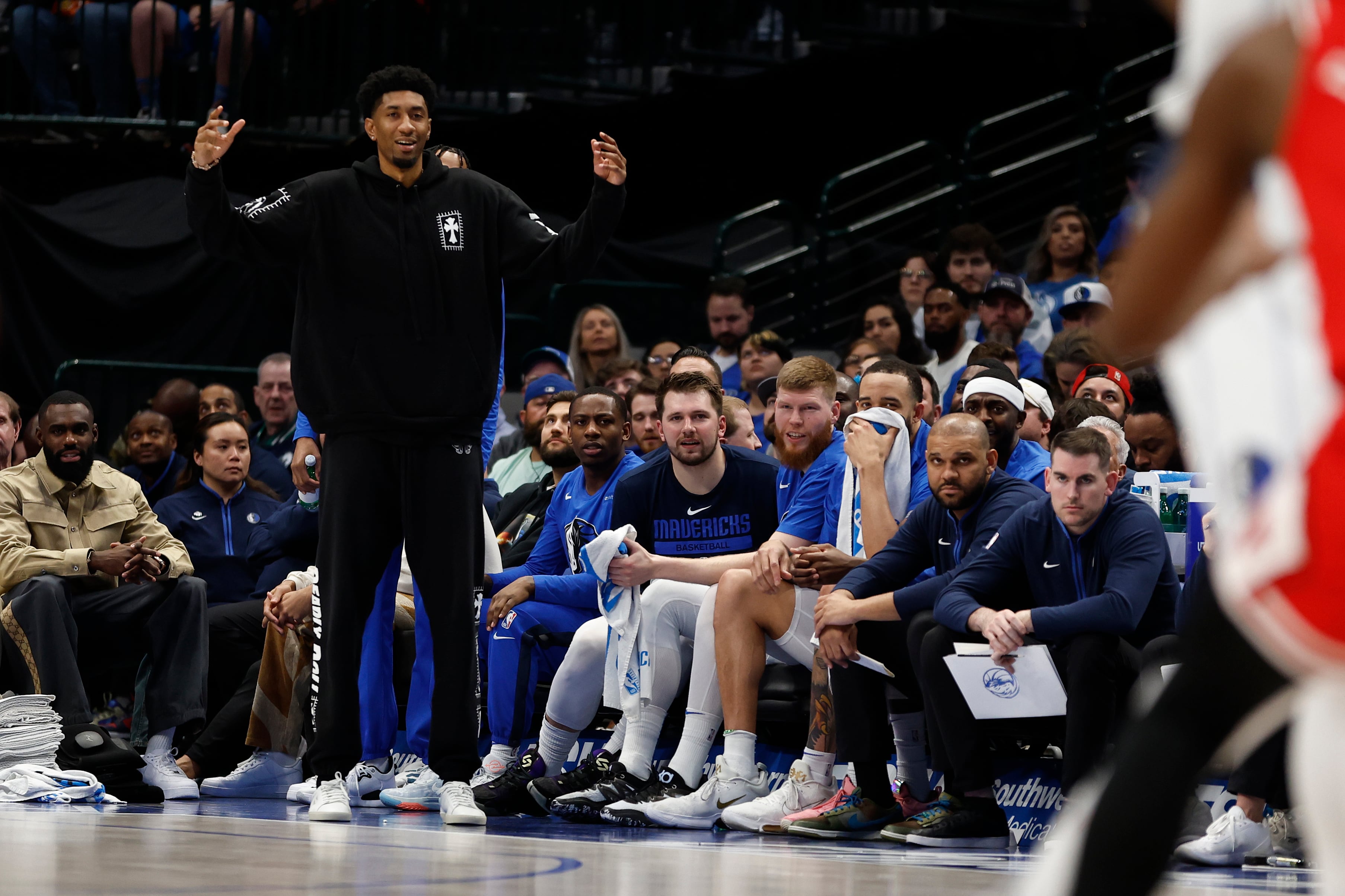 Luka Doncic ve el partido de Dallas Mavericks ante Chicago Bulls desde el banquillo