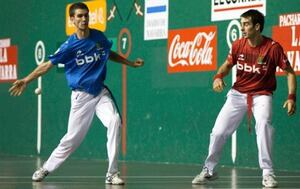 Urruti golpea una pelota en el Astelena de Eibar