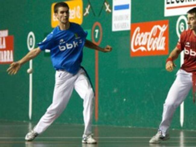 Urruti golpea una pelota en el Astelena de Eibar