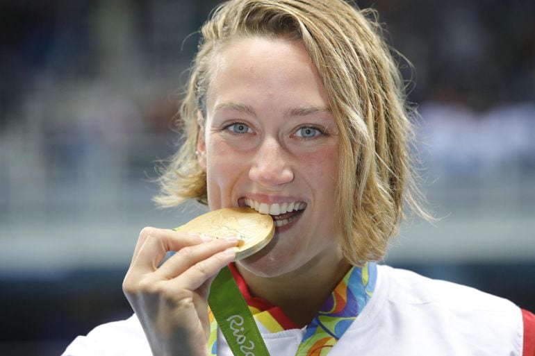 Mireia Belmonte muerde la medalla de oro conseguida en la final de los 200 mariposa