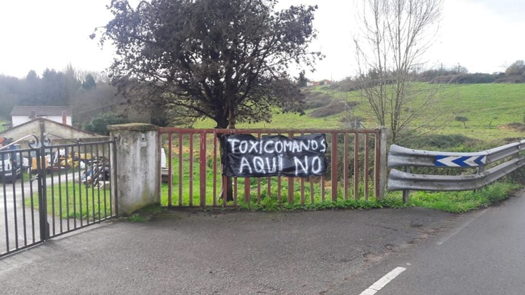 Los vecinos colocan carteles contra el centro de toxicómanos que Cáritas plantea instalar en una casa de Abuli.