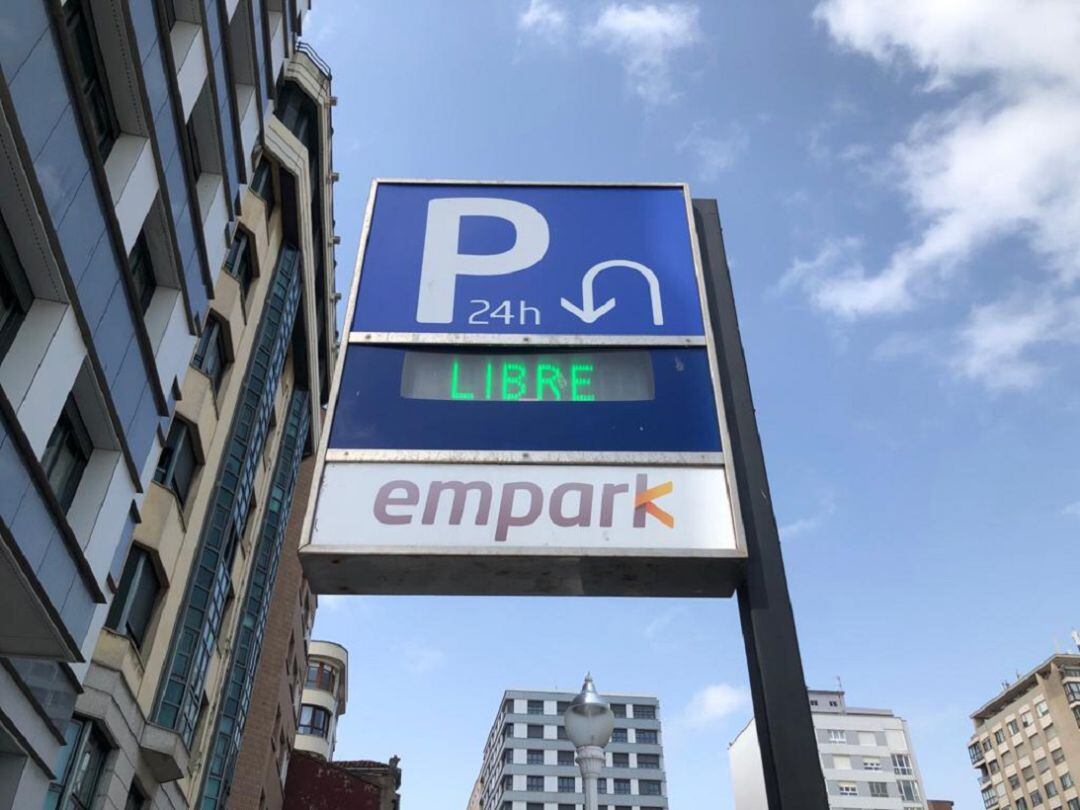 Entrada a uno de los parking de la ciudad. 