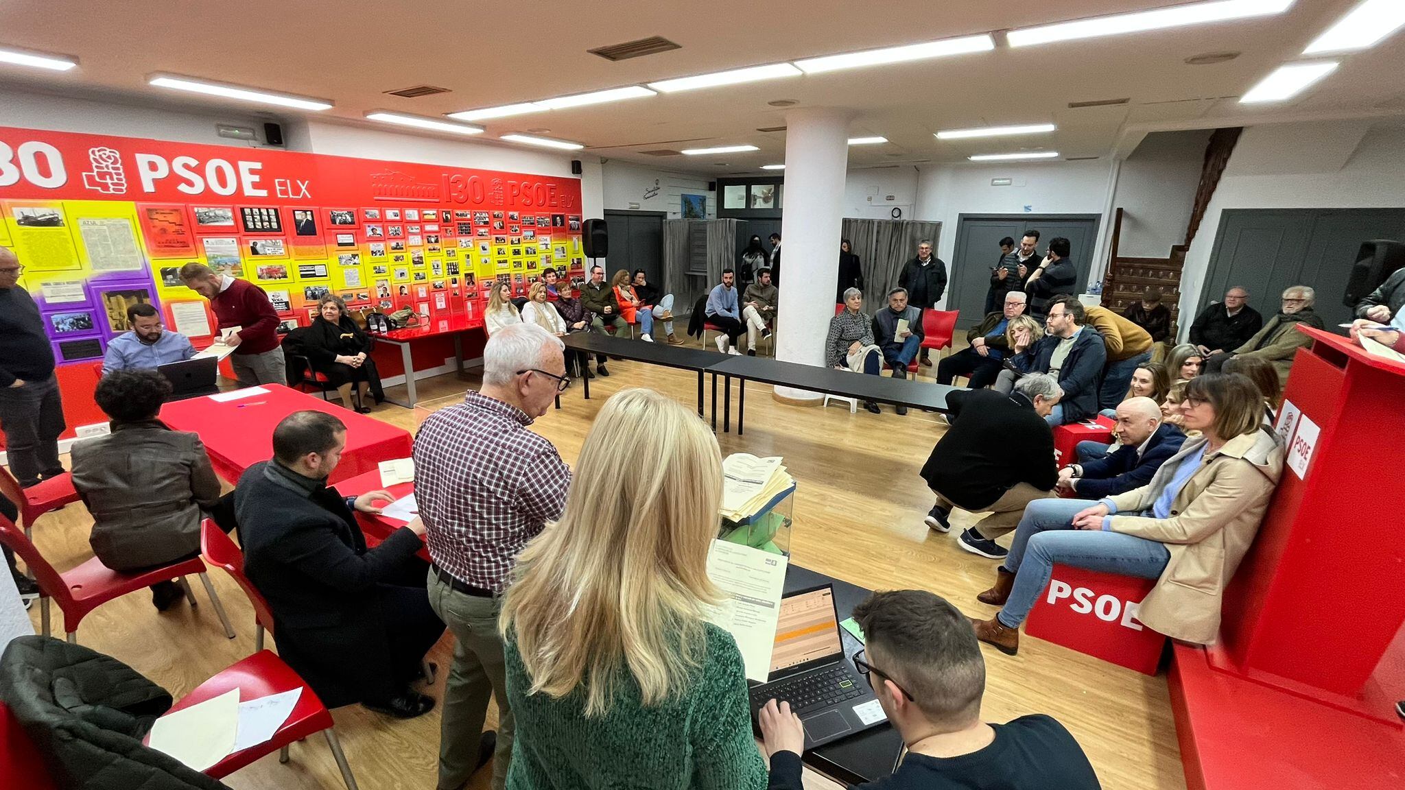 Un momento del recuento de las votaciones en la sede del PSOE