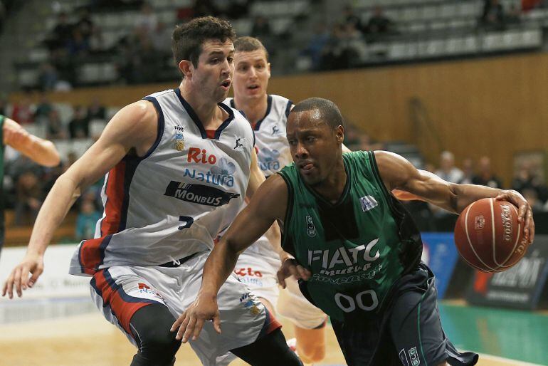 El base estadounidense del Joventut Demond Mallet (d), avanza con el balón ante el alero italiano del Río Natura Angelo Caloiaro (i), durante el partido correspondiente a la jornada 27 de la Liga ACB de baloncesto que ambos equipos disputaron en el Palaci